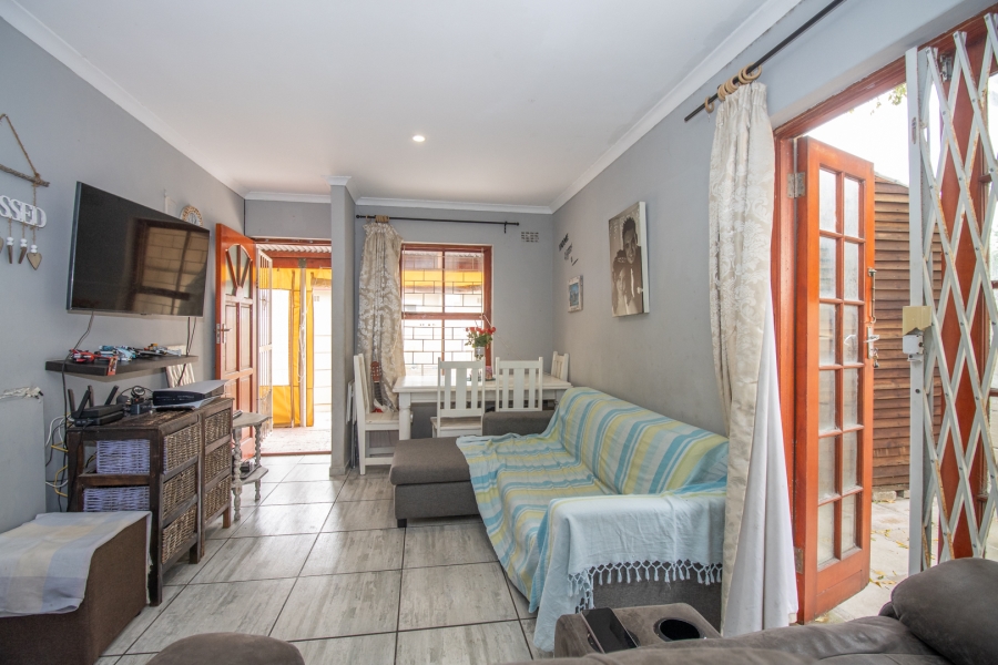 2 Bedroom Property for Sale in Milkwood Park Western Cape